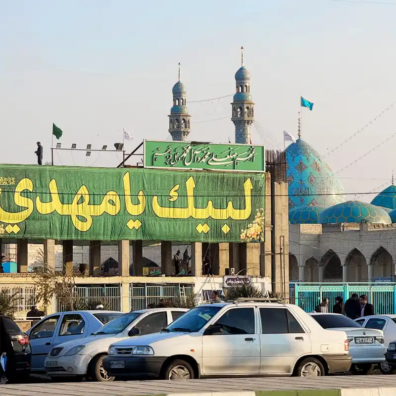 نصب ابرپرچم سردر مسجد مقدس جمکران